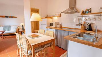 Frigorífico, microondas, placa de cocina y cafetera o tetera