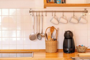 Fridge, microwave, stovetop, coffee/tea maker - ApartmentsTamariu#5 🌊 Cozy Retreat with Terrace (Tamariu)