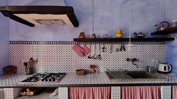 Kühlschrank, Ofen, Herdplatte, Wasserkocher mit Kaffee-/Teezubehör