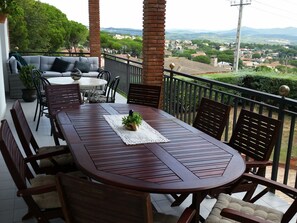 Outdoor dining - Villa Fabiola, between the sea and the mountain (Fogars de la Selva)