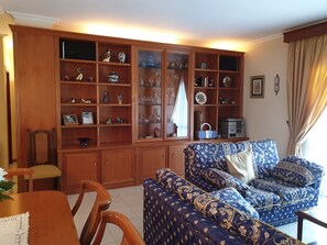 Smart TV, fireplace, DVD player, ping pong