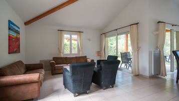 Tv, dvd-afspiller, stereoanlæg