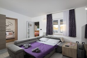 2 slaapkamers, een strijkplank/strijkijzer, reisbedje, gratis wifi
