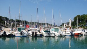 Un port de plaisance où sont amarrés différents bateaux, dont un qui s’appelle « SAINT VALENTIN ».