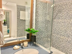Panoramic-Apartment, Terrasse, Meerblick | Badezimmer | Duschwanne, Hydromassagedusche, kostenlose Toilettenartikel
