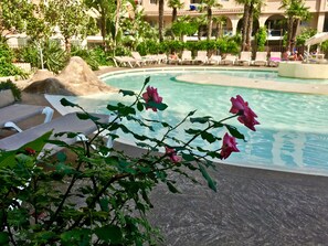 3 piscinas externas, espreguiçadeiras