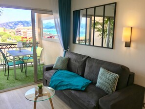 Design-Apartment, Terrasse, Meerblick | 1 Schlafzimmer, hochwertige Bettwaren, Zimmersafe, individuell dekoriert