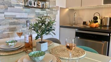 Appartement Panoramique, terrasse, vue mer | Cuisine privée | Réfrigérateur, micro-ondes, plaque de cuisson, lave-vaisselle