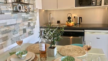 Appartement Panoramique, terrasse, vue mer | Coin cuisine privé | Réfrigérateur, micro-ondes, plaque de cuisson, lave-vaisselle