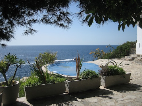 Vuokraa asunto uima-altaalla luonnollisessa ympäristössä 