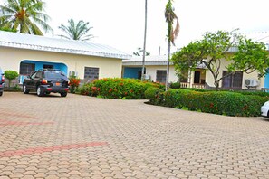 مواقف سيارات مجانية