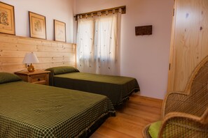 3 bedrooms, desk, iron/ironing board, travel crib - Old era of the 19th century Detached rural house Era del Mestre (Erinyà)