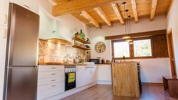 Fridge, microwave, oven, coffee/tea maker