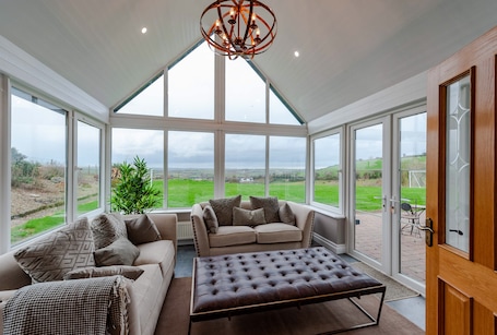 Smart TV, table tennis. Four Winds ,Kinsale,6 Bedroom,5 Bath,sleeps 25,owned by Exquisite Holiday Homes