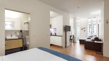 BĂŒgeleisen/BĂŒgelbrett, kostenloses WLAN, BettwĂ€sche