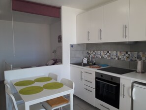 ثلاجة، ميكروويف، فرن، موقد طهي مسطح