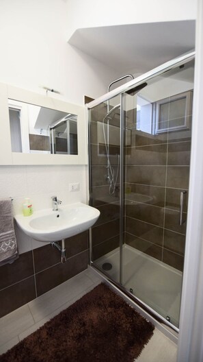 Douche, sèche-cheveux, peignoirs, bidet