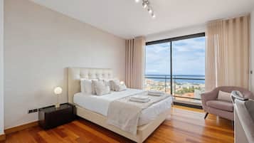 5 bedrooms, desk, iron/ironing board, travel crib