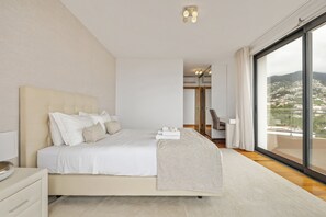 4 chambres, bureau, fer et planche à repasser, lit de bébé portatif