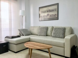 Een televisie en een stereo