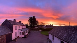 A residential street with houses, a clear sky, and a sunset. - Stylish rural retreat with king-size comfort, close to Bude's stunning coastline (Bude)