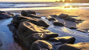 A rocky beach with large boulders and waves at sunset. - Stylish rural retreat with king-size comfort, close to Bude's stunning coastline (Bude)