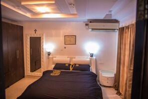 4 bedrooms, iron/ironing board, bed sheets - TASTEFULLY LUXURY FURNISHED DUPLEX IN LEKKI PHASE 1 FOR SHORT LET (LEKKI PHASE 1, LAGOS)