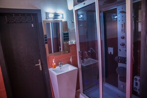 Towels, shampoo, toilet paper - TASTEFULLY LUXURY FURNISHED DUPLEX IN LEKKI PHASE 1 FOR SHORT LET (LEKKI PHASE 1, LAGOS)