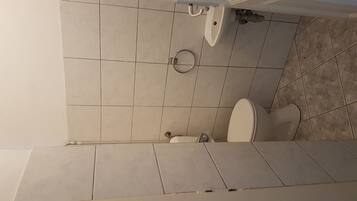 Dusj, hårføner, håndklær og såpe