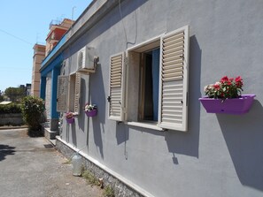Exterior detail - The house with the kites (Siracusa)