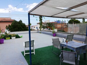 Outdoor dining - The house with the kites (Siracusa)