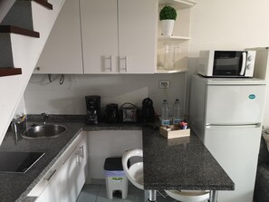 Frigorífico, microondas, placa de cocina y cafetera o tetera