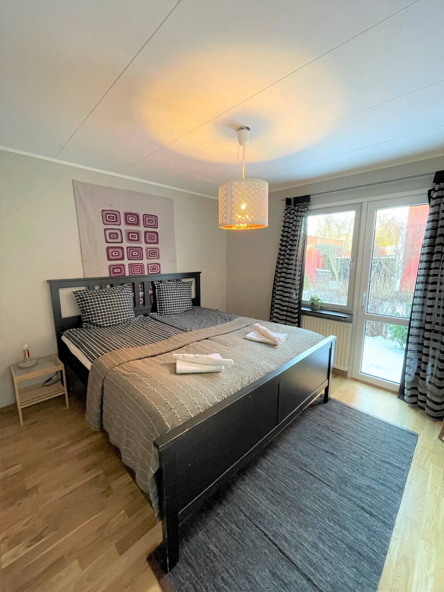 2 soverom, skrivebord, strykejern/-brett og reiseseng for barn