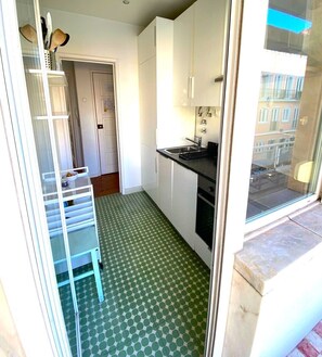 Kjøleskap, ovn, kokeplater og oppvaskmaskin