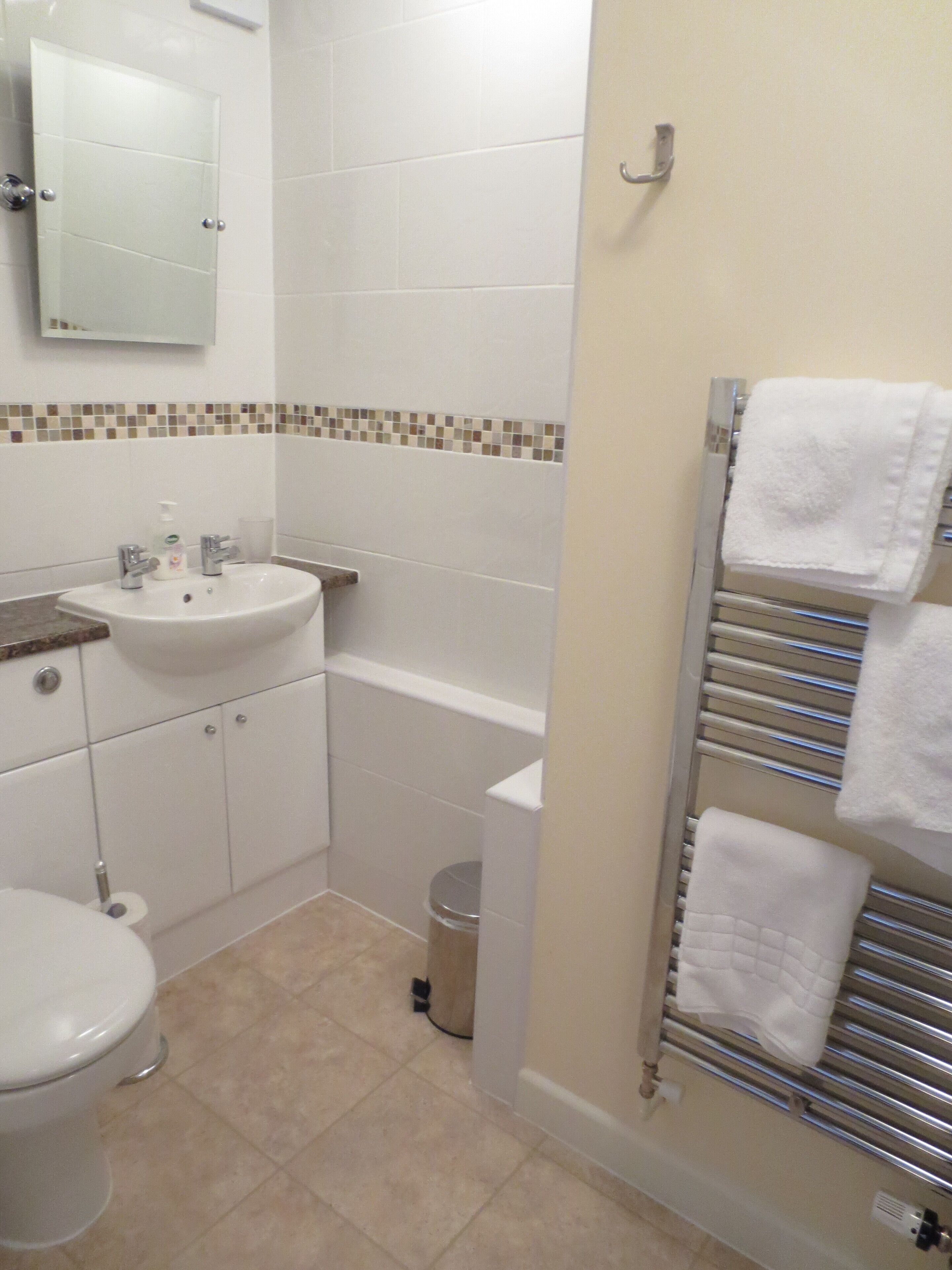 Ein Badezimmer mit Waschbecken, Toilette und Badewanne.