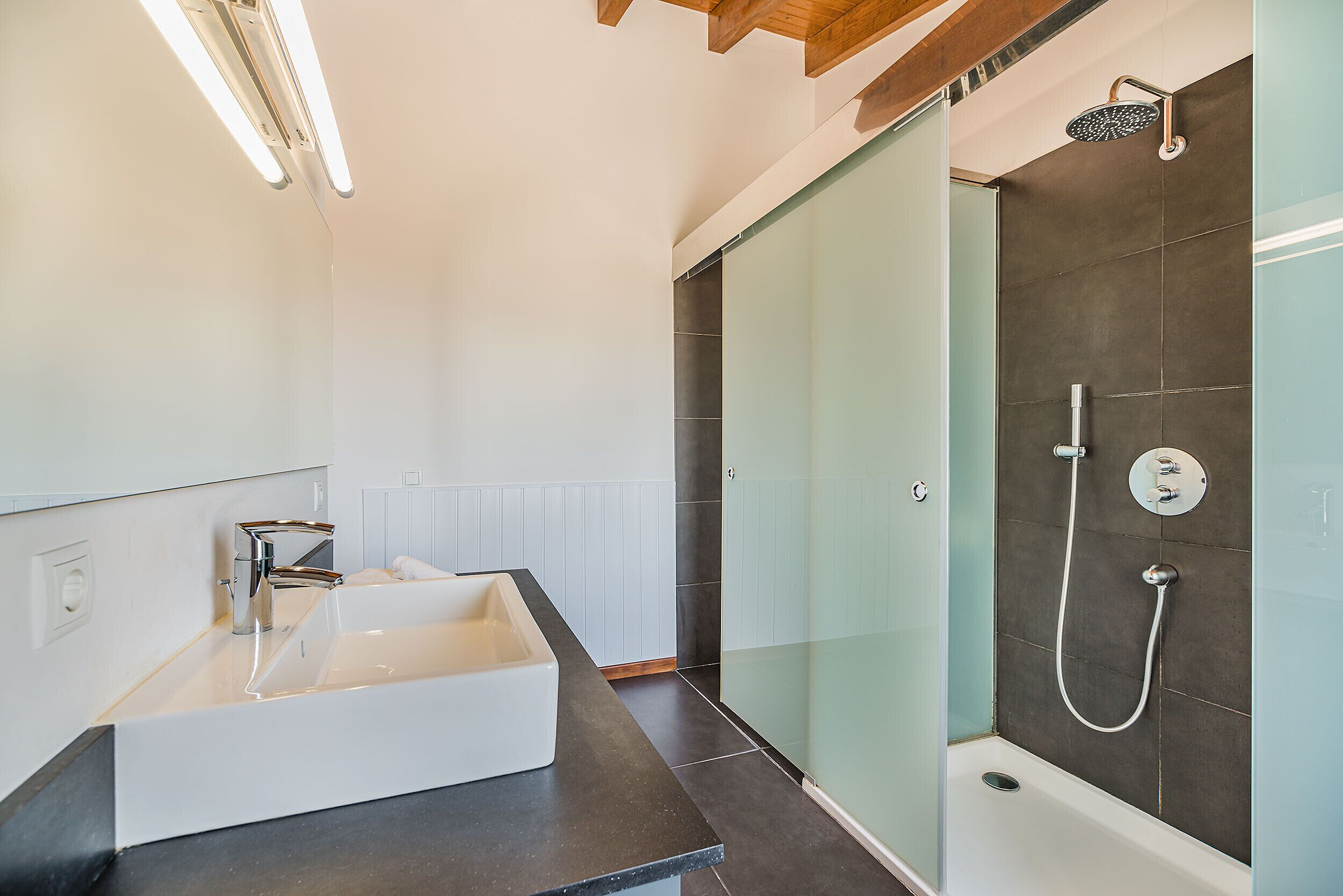 Badekar, hårtørrer, håndklæder