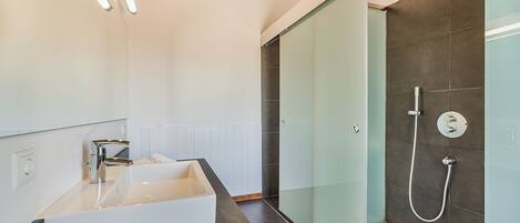 Badekar, hårtørrer, håndklæder