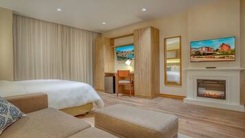 Quarto, 1 cama Queen e sofá-cama, acessível, para não fumantes | Roupas de cama premium, frigobar, cofres nos quartos, cortinas blackout