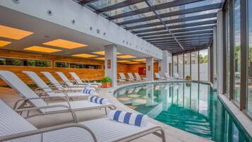 Piscina interna, piscina externa, guarda-sóis, espreguiçadeiras