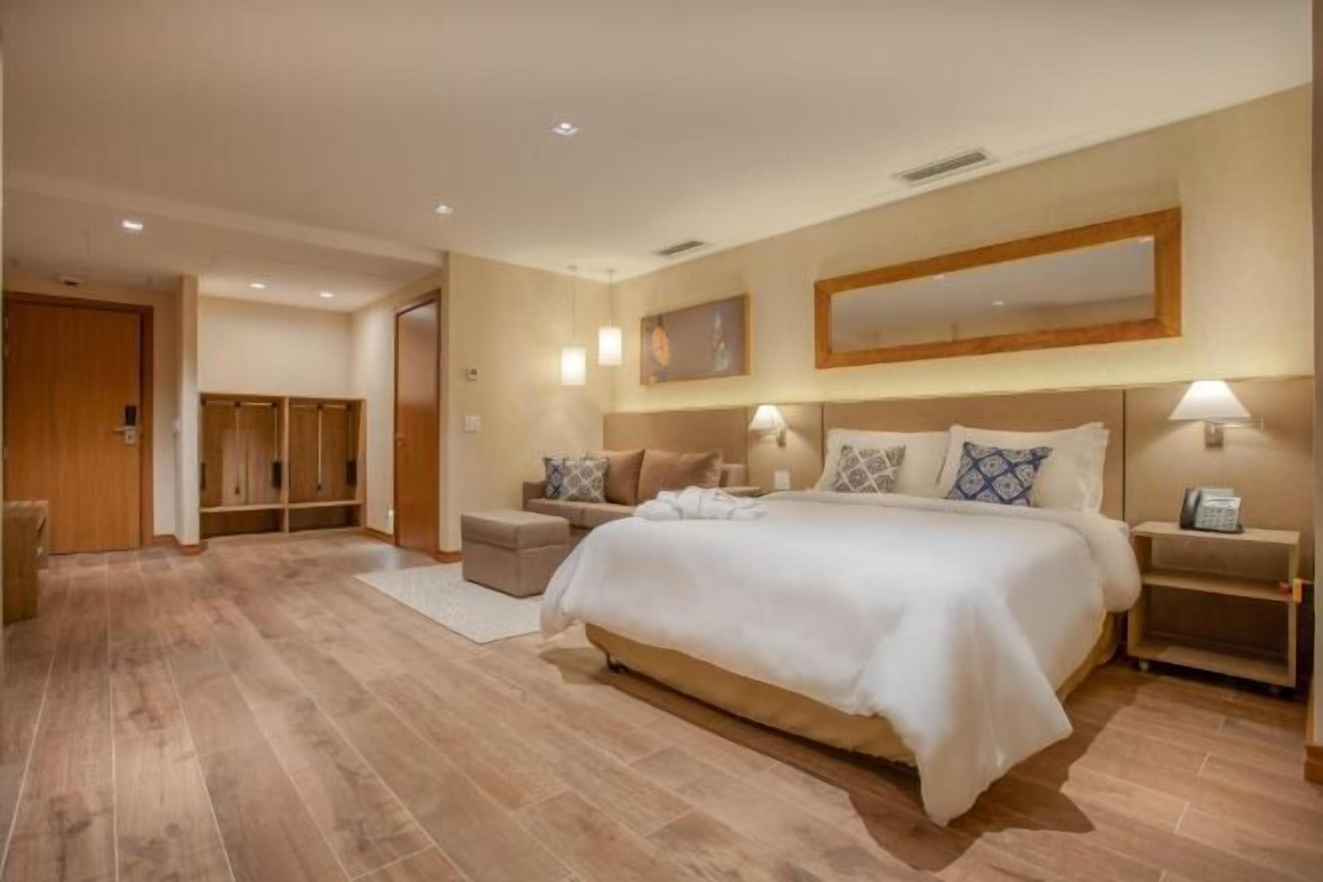 Ropa de cama de alta calidad y minibar 