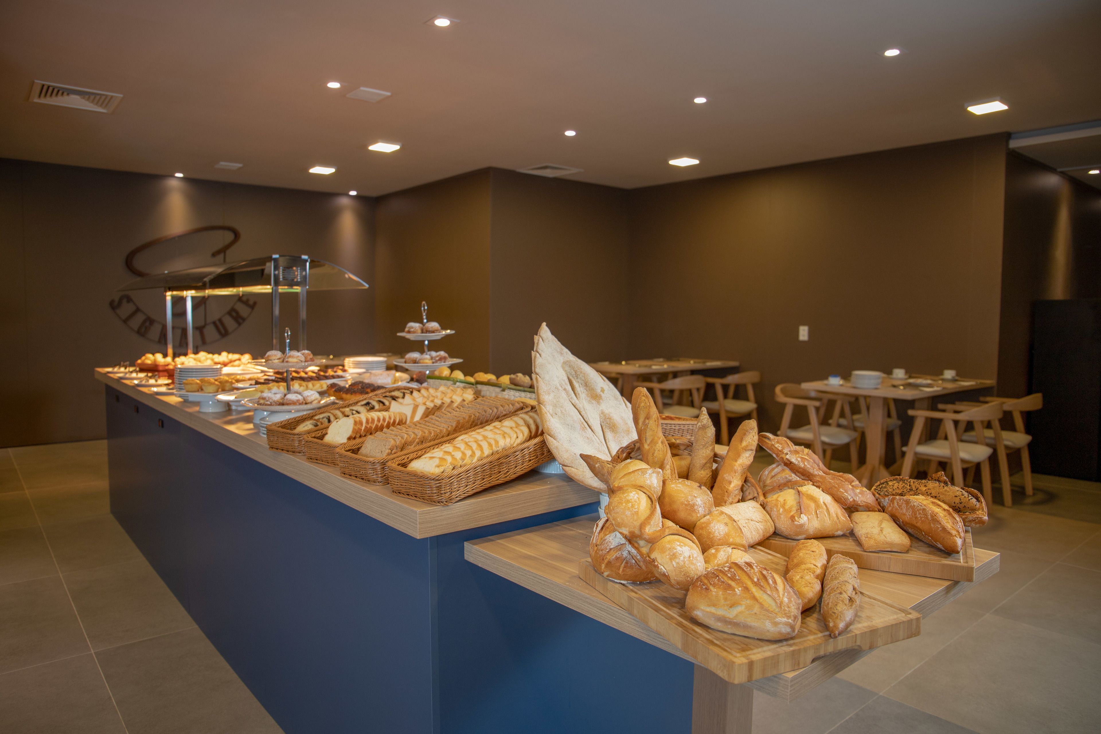 daily buffet breakfast (brl 69 per person)