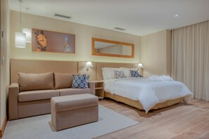 Chambre, 1 grand lit et 1 canapé-lit, accessible aux personnes à mobilité réduite, non-fumeurs | Literie de qualité supérieure, minibar, coffres-forts dans les chambres