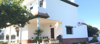 Beautiful and spacious beach and country villa in Los Caños de Meca