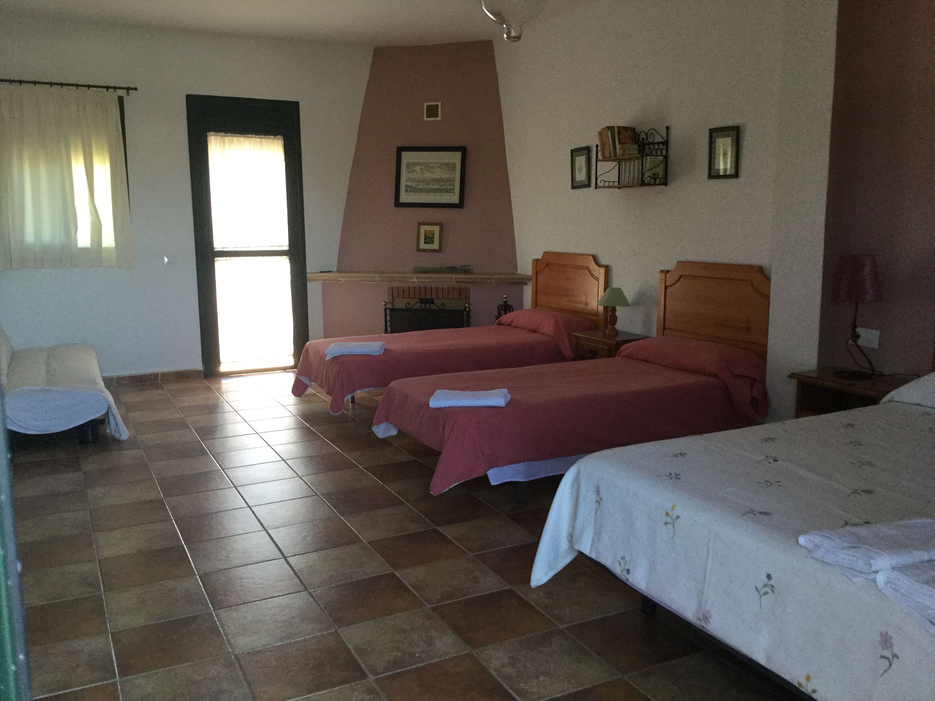 3 habitaciones, tabla de planchar con plancha y wifi gratis 