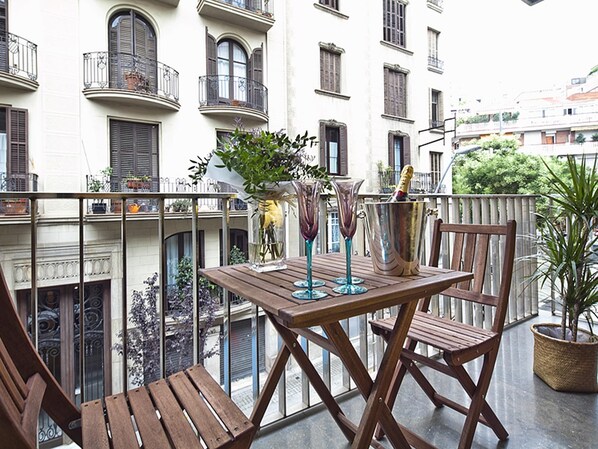 Outdoor dining - Mobile World Congress 2 rooms with Terrace and optional parking - Free WiFi (Barcelona)