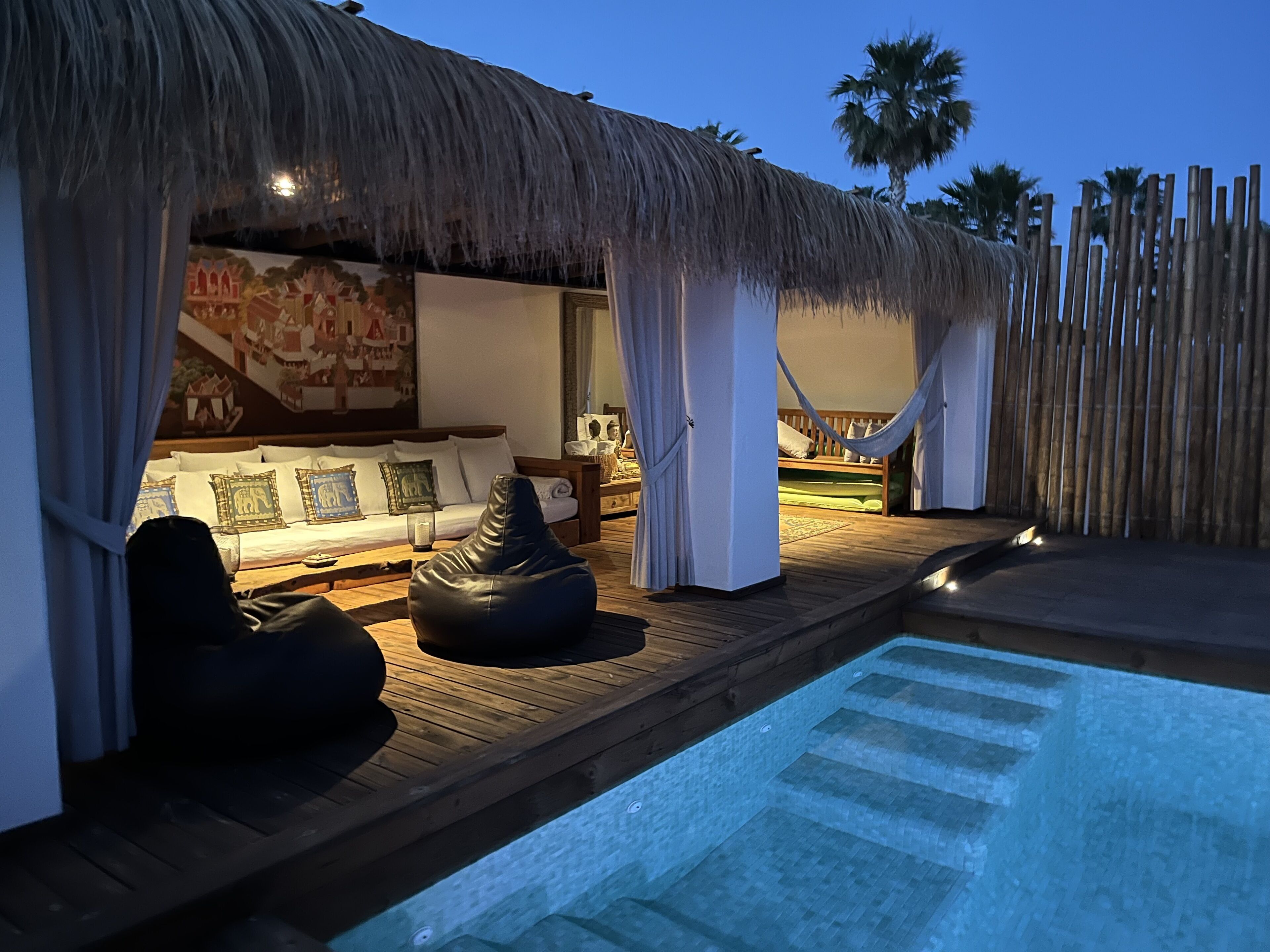 室外游泳池，日光浴躺椅