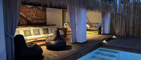 Utomhuspool och solstolar