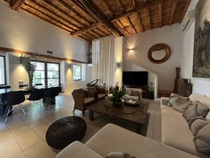 TV connectée, Netflix, lecteur de DVD, livres