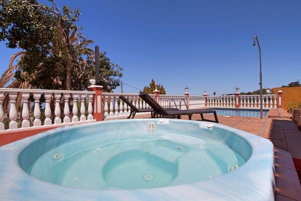 Tina de hidromasaje al aire libre