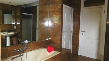 Badekar, hårtørrer, håndklæder, Sæbe